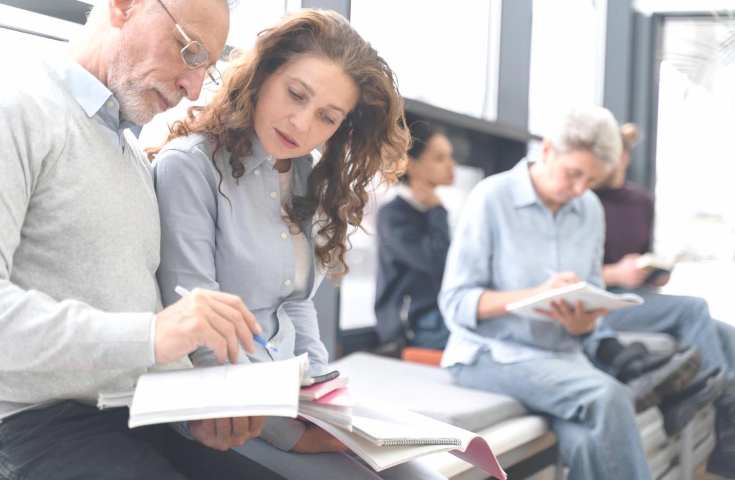 Teilnehmer in einem interaktiven Workshop über emotionales Investieren